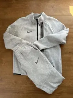 Nike テックパックフリース グレー