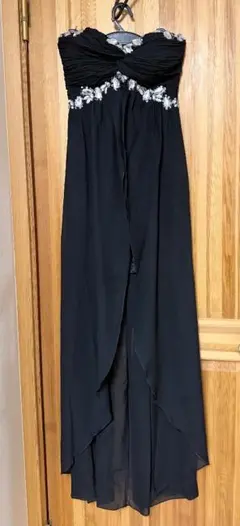黒いストラップレスロングドレス