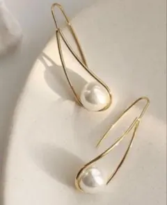 パールドロップ型イヤリング