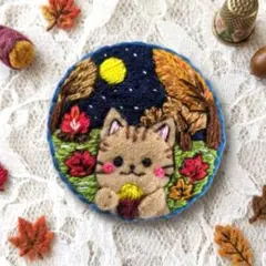 専用 はな様]くるみボタン 刺繍 フェルト ブローチ ストラップ - メルカリ