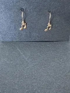 k10☆刻印あり☆揺れる音符☆ゴールドピアス☆両耳セット