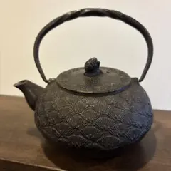 南部鉄器　鉄瓶　丸善 及源（おいげん）松葉文様　内側琺瑯加工　茶漉付　松笠可愛のサムネイル