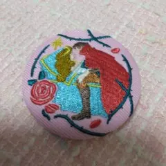 Disney 眠れる森の美女　刺繍ピンバッジ ピンク 約5cm