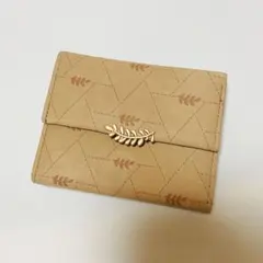 新品✨️レディース リーフ柄 三つ折り財布 ベージュ ゴールド金具 ミニ財布のサムネイル