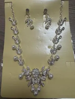 パールモチーフのネックレスとピアスセット