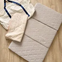 ベビー用おむつ交換用マット折りたたみ式ミルキーホワイト - メルカリ