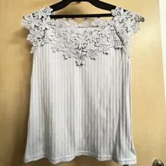 〔新品未使用〕胸元レースノースリーブトップス Mサイズ【ATTENTION】