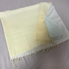 淡い黄色と水色のストール