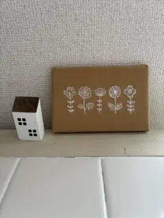 サリュ　salut! お花刺繍パネルとおうちの木の置物のサムネイル