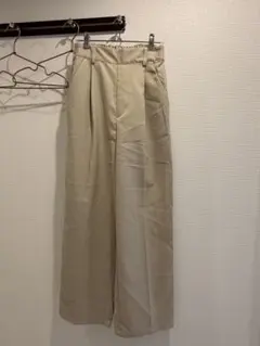 LAKOLE タックストレートパンツ サンドベージュのサムネイル