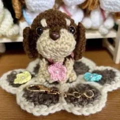 ダックスチョコタンあみぐるみ（キーホルダー、ミニバック、リボン、お花付き）