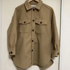 ベージュ ボタン付きシャツジャケットのサムネイル