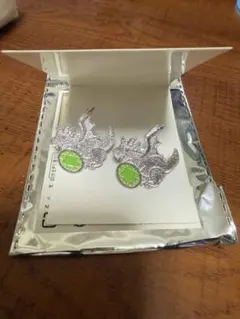 セリア　ピンバッジ 2個セット