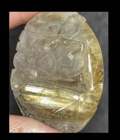 ラビットヘアールチル 本水晶龍 の彫刻 の置物 ネックレス用の穴あり