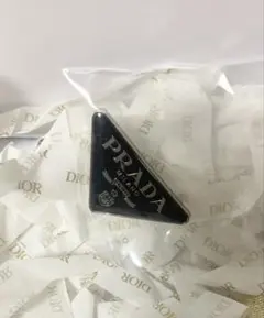 PRADA トライアングルロゴ ブローチ　ノベルティのサムネイル