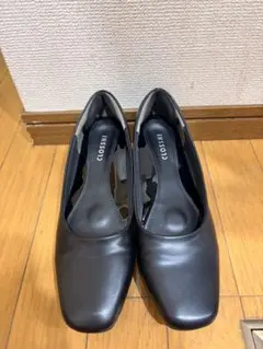 黒パンプス（ローヒール）