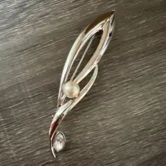 シルバー色　流線型　ブローチ パール(本パール推測)付き☝˃̵͈̑ᴗ˂̵͈̑❤
