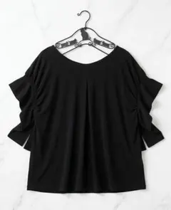 美品　バックボタン フリル袖 カットソーのサムネイル