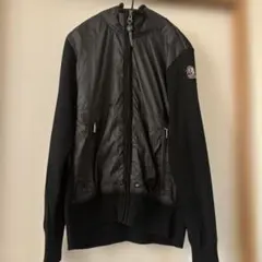 黒のジップアップのナイロンジャケット