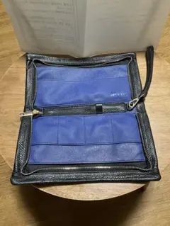 Milos クラッチバッグ 青と黒