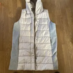 フード付きベージュダウンベスト