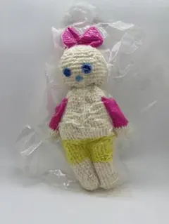 圧縮されたカラフルなウサギのあみぐるみ