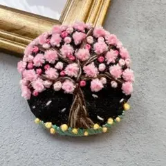 ハンドメイド　刺繍ブローチ　夜桜　ふわふわ桜の木　くるみボタン