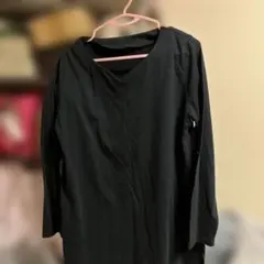 黒のVネック長袖Tシャツ