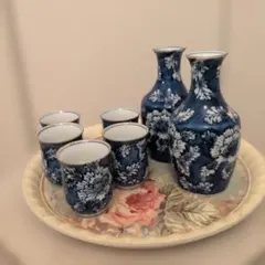 新品同様 陶器 染付牡丹 薄造り 窯印あり 花柄の青色お猪口と徳利セット