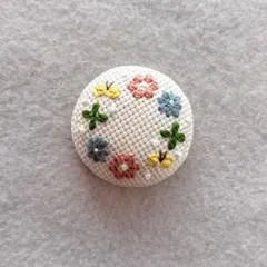 刺繍ブローチ　お花と蝶々【アイボリー】