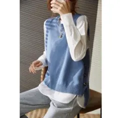 ボタン付き青ニットベスト　フリーサイズ
