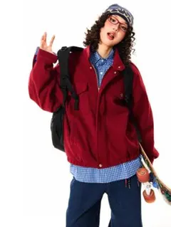 赤いフリースジャンパー