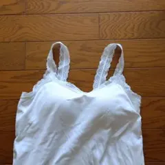 セール中　ユニクロ　ホワイトレース付きキャミソール　ブラ付き　下着