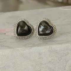 金運石♡ブラック♡ハート型♡黒ストーンスタッドピアス