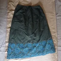 スカート　刺繍つき