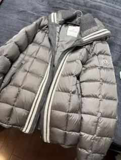 タイトル： 【極美品】モンクレール ダウンジャケット グレー トリコロールニット