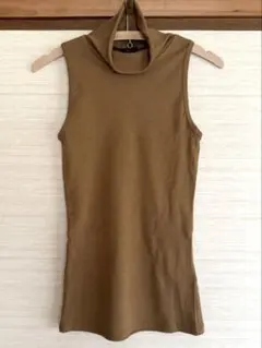 週末値下げ！ZARA ストレッチタートルネックノースリーブカットソー キャメル