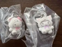 サンリオ　ガチャガチャ　めじるしアクセサリー　ふわふわスノー　キティ　クロミ