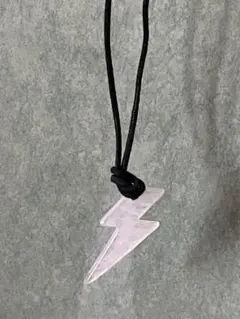 天然石風ペンダント　稲妻型ペンダント　薄いピンク　ペンダント　アクセサリー