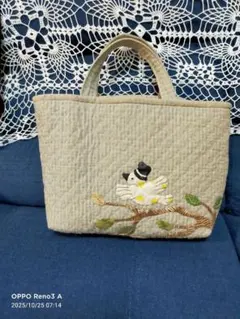 鳥のアップリケ　デザインのベージュトートバッグ