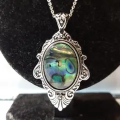 虹色に輝く螺鈿細工をあしらえたアンティーク調の年