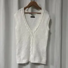 COMME CA ISMホワイト ニットベスト Vネック
