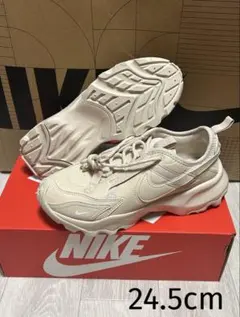 NIKE ナイキ　ＴＣ7900 ウィメンズ　スニーカー　ベージュ