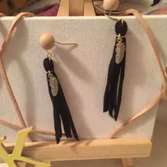 送料込 スエードタッセルピアス