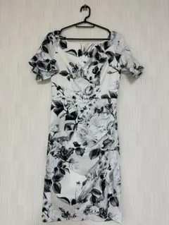 フリル付きオフショルダー花柄ドレス