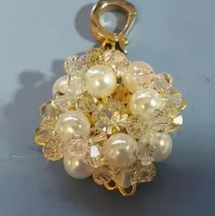 パールとクリスタルビーズの花形ペンダント