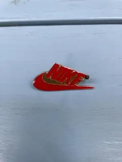Nike レッド メタルピンバッジのサムネイル