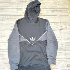adidas グレー フード付きパーカー