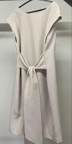 ベージュ ノースリーブ ひざ丈ワンピース