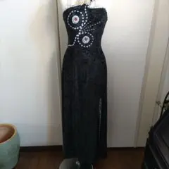 黒のベルベットストラップレスマキシドレス